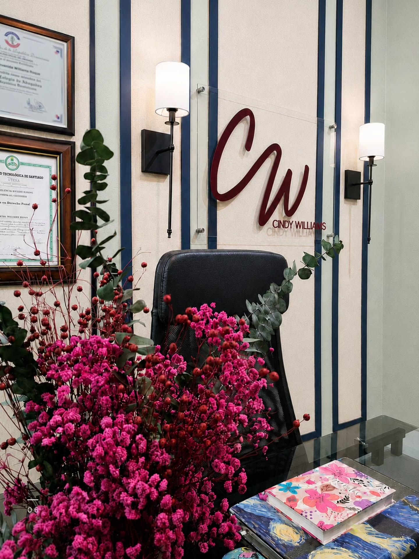 Silla de recepción y certificados en la pared de Oficina CW